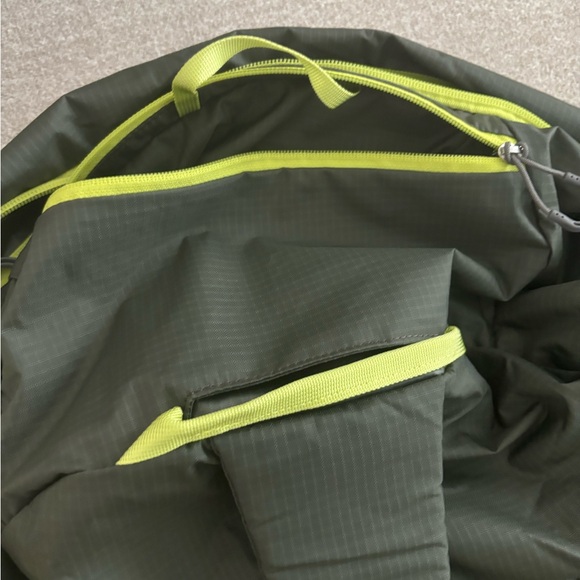 Osprey Airporter- M - Picture 7 of 13